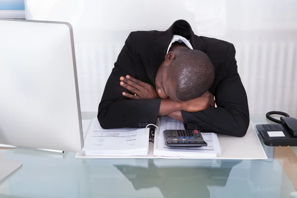 Hombre de negocios agotado en el escritorio —  Fotos de Stock