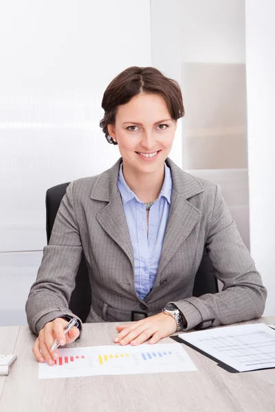 Smiling Young Businesswoman — Stock Photo, Image