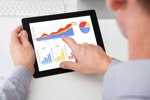 Empresário Analisando Gráfico em Tablet Digital — Fotografia de Stock