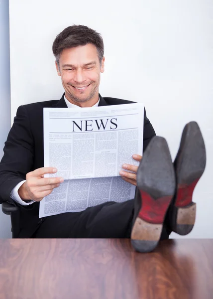 Empresário lendo jornal — Fotografia de Stock