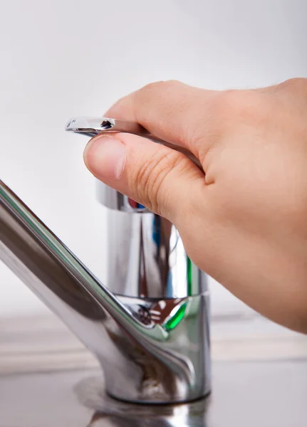 Rubinetto dell'acqua cromato di apertura della mano — Foto Stock