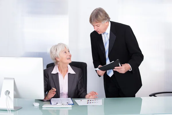 Mogna affärsman och affärskvinna på arbetsplatsen — Stockfoto