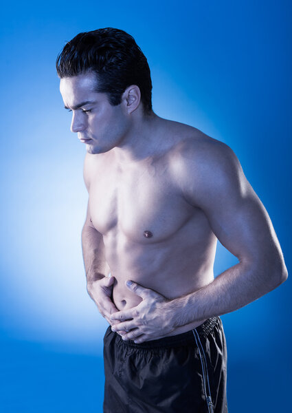 У человека болит живот.
