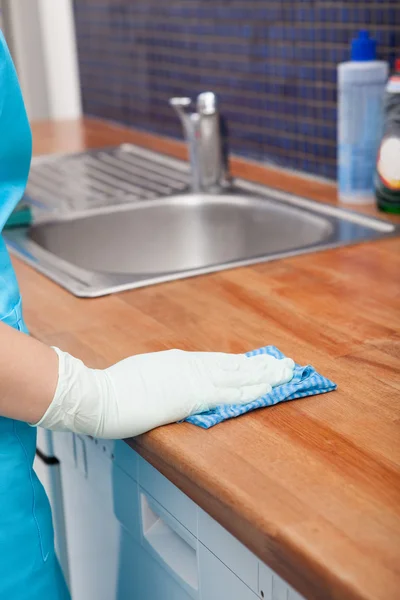 Woman Cleaning Kitchen Countertop — Stock Photo, Image