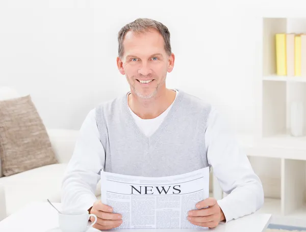 Dojrzałe człowiek czytanie gazety — Zdjęcie stockowe
