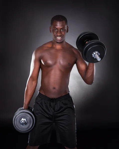 Man aan het trainen met halters — Stockfoto