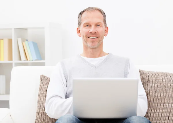 Uomo utilizzando il computer portatile — Foto Stock