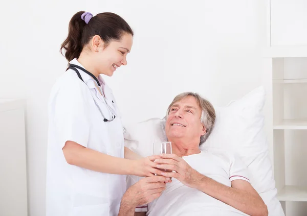 Doctor Giving Water To Patient — Stock Photo, Image