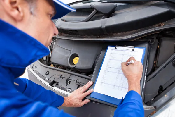 Mechaniker pflegen Auto-Rekorde — Stockfoto