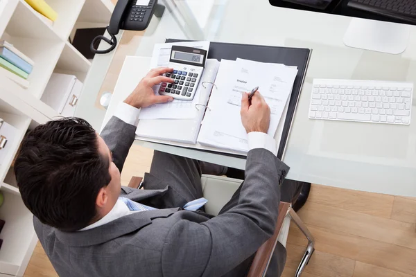 Empresário trabalhando na mesa — Fotografia de Stock