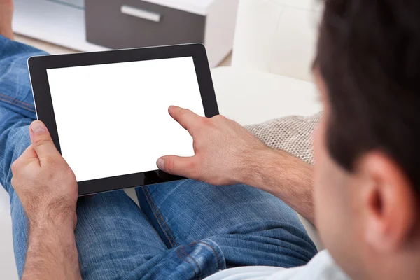 Uomo in possesso di tablet digitale — Foto Stock