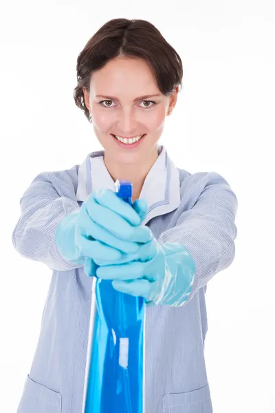 Женщина распыляет жидкость для очистки — стоковое фото