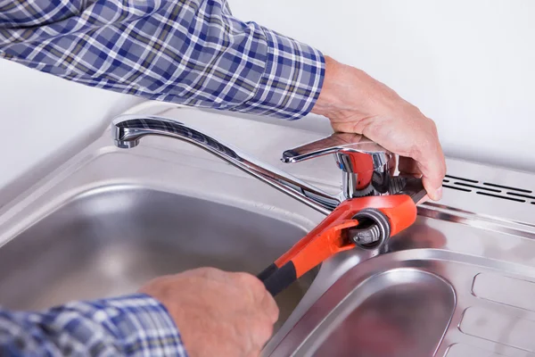 Plumber Fixing Washbasin — Stock Photo, Image