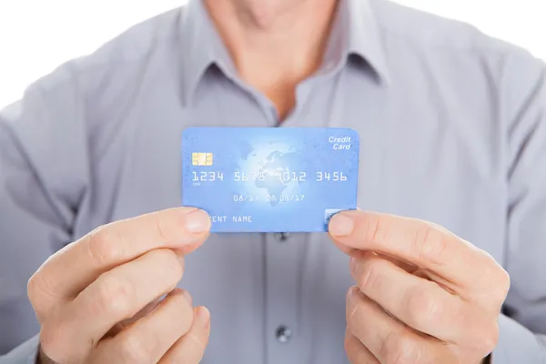 Volwassen zakenman weergegeven: creditcard — Stockfoto