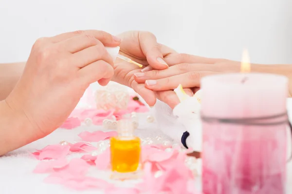 Manicurist Applying Nail Varnish — Stock Photo, Image