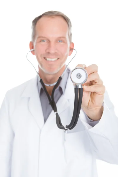 Porträt eines männlichen Arztes bei der Untersuchung Stockbild