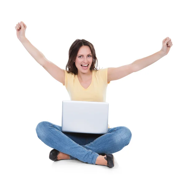 Jovem mulher excitada com laptop Fotografia De Stock