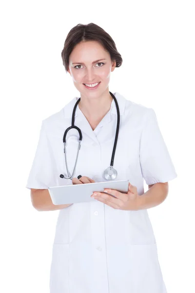 Médecin féminin utilisant une tablette numérique Image En Vente