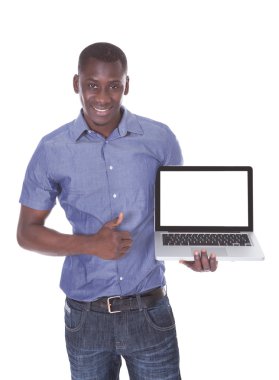 laptop doğru işaret eden adam