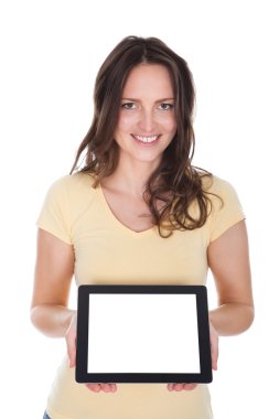 Dijital tablet tutan gülümseyen kadın