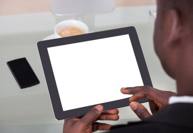 Dijital tablet tutan işadamı