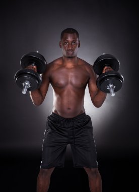 Afrika delikanlı dumbell ile çalışma dışarı