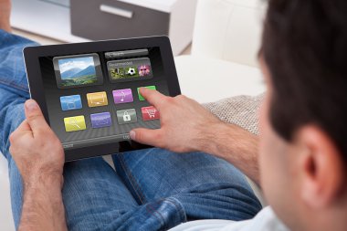 Dijital tabletli adam