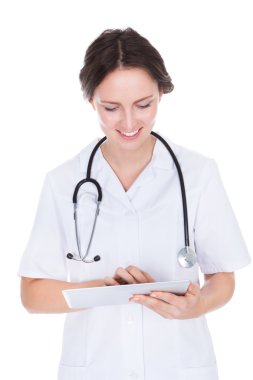 Dijital tablet kullanan kadın doktor