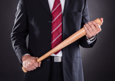 beyzbol sopası tutan işadamı