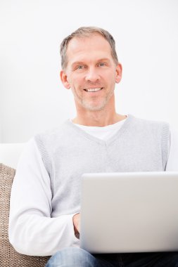 dizüstü bilgisayar kullanan adam