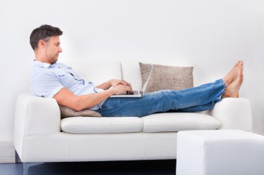 Dizüstü bilgisayar kullanan kişi