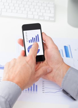 cep telefonu kullaranarak birinin elini