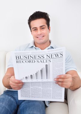 iş gazete tutan adam