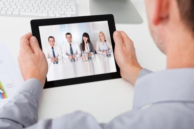 Dijital tablet tutan işadamı