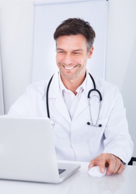 dizüstü bilgisayar kullanan doktor
