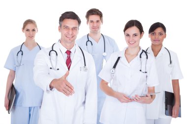 Doktor hemşire ile ayakta el sallamak sunan