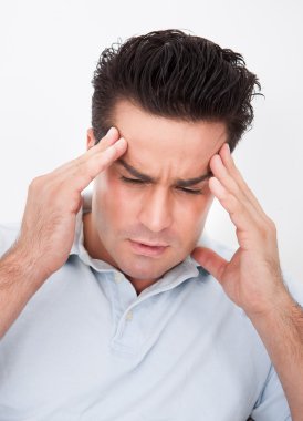 baş ağrısı ile genç adam