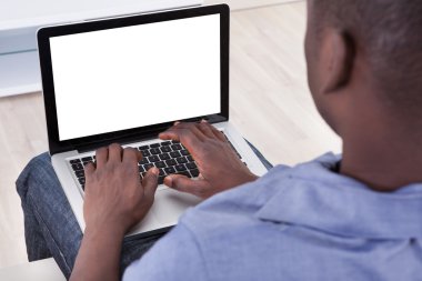 Dizüstü bilgisayarda yazan adam