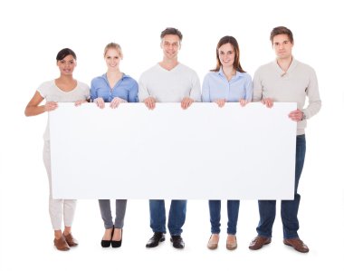 bir grup insan ile billboard