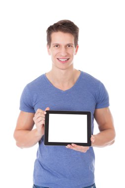 Elinde dijital tablet tutan genç adam