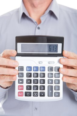 işadamı gösteren rakamları hesap makinesi