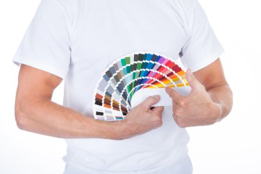renk örneği kitap işaret eden erkek ressam