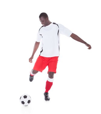 profesyonel futbol oyuncu topu tekmeleme