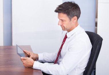 Dijital tablet vasıl arıyor işadamı