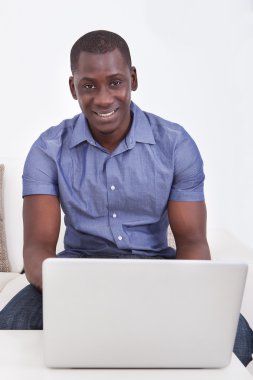 dizüstü bilgisayar ile Afrika adam