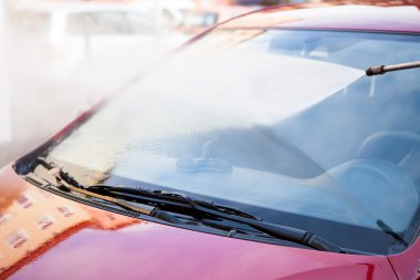 ön cam üzerinde su püskürtme hortumu