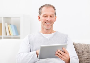 Dijital tablet kullanan adam