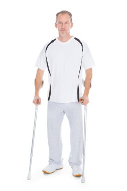 koltuk değneği ile olgun adam