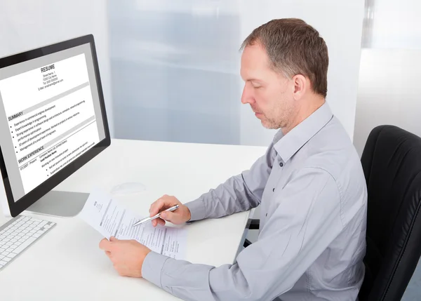 Businessman Reading Resume — Stock Photo, Image