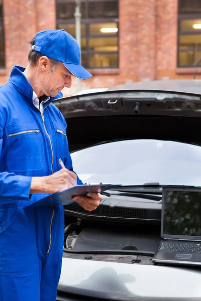 Escritura mecánica automotriz en portapapeles — Foto de Stock